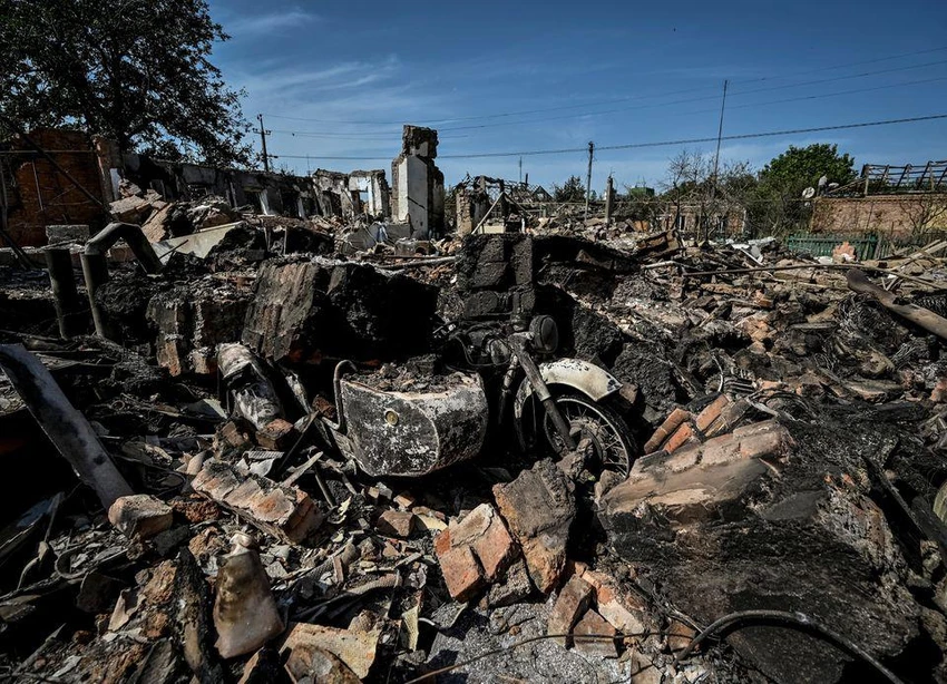 Một khu vực bị trúng pháo kích ở tỉnh Zaporizhzhia của Ukraine. Ảnh: REUTERS Một khu vực bị trúng pháo kích ở tỉnh Zaporizhzhia của Ukraine. Ảnh: REUTERS