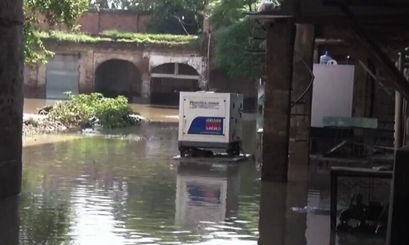 Nhiều người dân đang trông chờ vào các chuyến hàng viện trợ từ bên ngoài. Ảnh: DAWN NEWS TV Nhiều người dân đang trông chờ vào các chuyến hàng viện trợ từ bên ngoài. Ảnh: DAWN NEWS TV