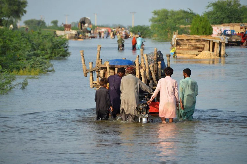 Lũ lụt đã làm ngập nhiều tuyến đường giao thông ở Pakistan. Ảnh: REUTERS Lũ lụt đã làm ngập nhiều tuyến đường giao thông ở Pakistan. Ảnh: REUTERS