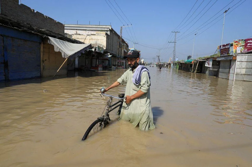 Lũ lụt đã làm ngập nhiều tuyến đường giao thông ở Pakistan. Ảnh: REUTERS Lũ lụt đã làm ngập nhiều tuyến đường giao thông ở Pakistan. Ảnh: REUTERS