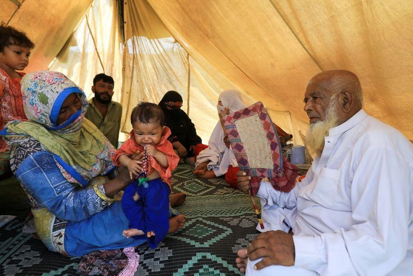 Nhiều người dân Pakistan phải sống tạm bợ trong những căn lều. Ảnh: REUTERS Nhiều người dân Pakistan phải sống tạm bợ trong những căn lều. Ảnh: REUTERS
