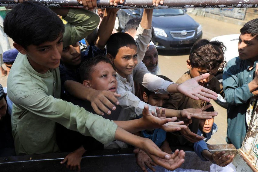 Theo ước tính, có tới 380 trẻ em đã thiệt mạng trong đợt lũ lịch sử ở Pakistan. Ảnh: REUTERS Theo ước tính, có tới 380 trẻ em đã thiệt mạng trong đợt lũ lịch sử ở Pakistan. Ảnh: REUTERS