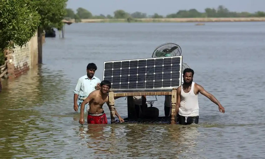 Người dân mang đồ đạc ra khỏi căn nhà bị ngập lụt của họ ở huyện Jaffarabad, tỉnh Baluchistan (Pakistan). Ảnh: AP Người dân mang đồ đạc ra khỏi căn nhà bị ngập lụt của họ ở huyện Jaffarabad, tỉnh Baluchistan (Pakistan). Ảnh: AP