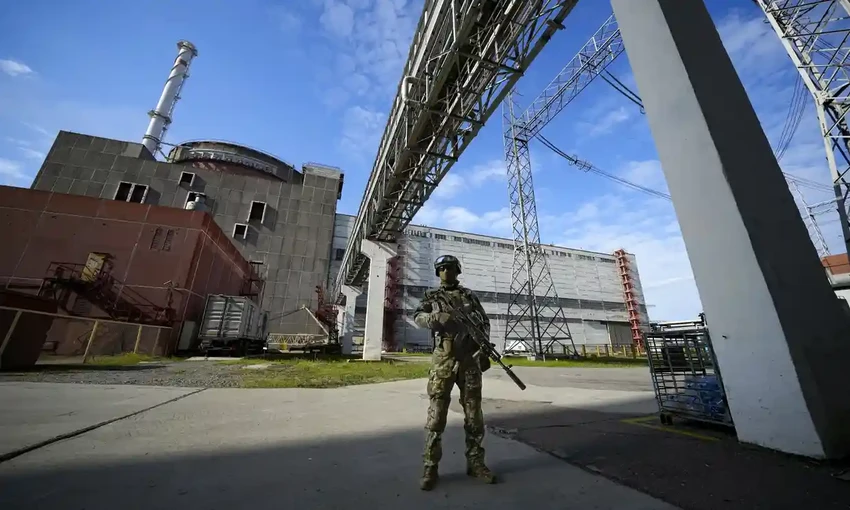 Lính Nga canh gác tại nhà máy điện hạt nhân Zaporizhzhia (TP Enerhodar, tỉnh Zaporizhia). Ảnh: AP Lính Nga canh gác tại nhà máy điện hạt nhân Zaporizhzhia (TP Enerhodar, tỉnh Zaporizhia). Ảnh: AP