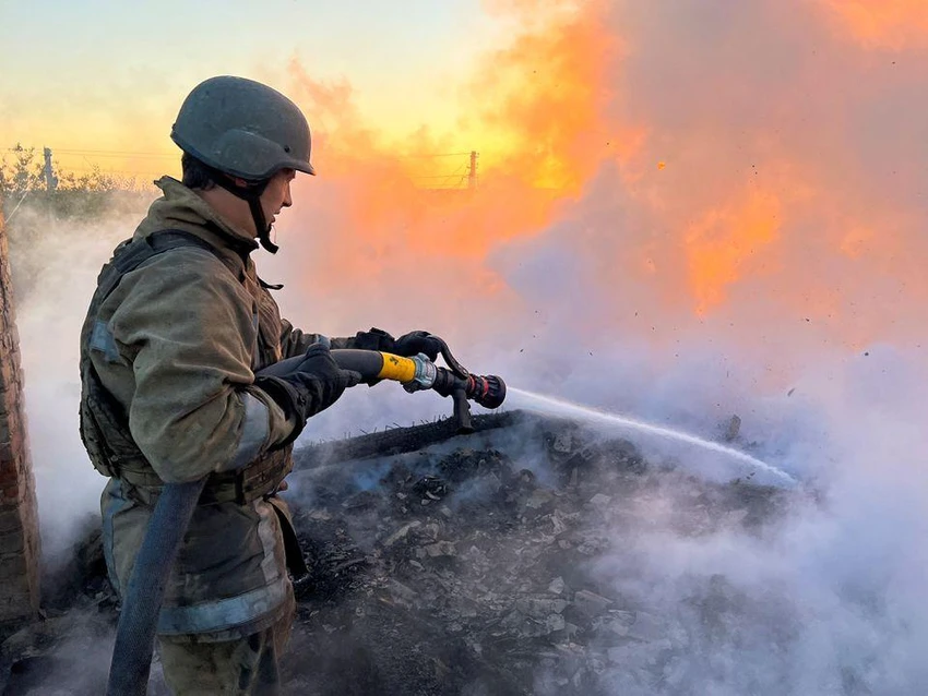 Lính cứu hỏa dập lửa tại một ngôi nhà bốc cháy sau khi bị trúng pháo kích ở TP Bakhmut. Ảnh: REUTERS Lính cứu hỏa dập lửa tại một ngôi nhà bốc cháy sau khi bị trúng pháo kích ở TP Bakhmut. Ảnh: REUTERS