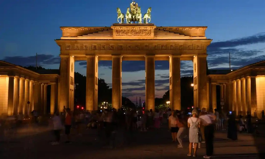 Đức tắt đèn tượng đài tại Cổng Brandenburg, thủ đô Berlin vào ban đêm. Ảnh: REUTERS Đức tắt đèn tượng đài tại Cổng Brandenburg, thủ đô Berlin vào ban đêm. Ảnh: REUTERS