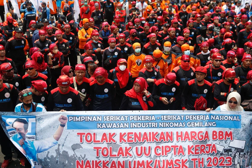 Thành viên của các công đoàn biểu tình bên ngoài Quốc hội ở thủ đô Jakarta (Indonesia) ngày 6-9 phản đối chính phủ tăng giá nhiên liệu. Ảnh: REUTERS Thành viên của các công đoàn biểu tình bên ngoài Quốc hội ở thủ đô Jakarta (Indonesia) ngày 6-9 phản đối chính phủ tăng giá nhiên liệu. Ảnh: REUTERS