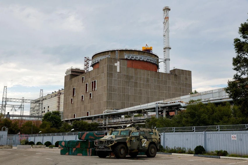 Xe tăng Nga ở bên ngoài nhà máy điện hạt nhân Zaporizhzhia ngày 1-9. Ảnh: REUTERS Xe tăng Nga ở bên ngoài nhà máy điện hạt nhân Zaporizhzhia ngày 1-9. Ảnh: REUTERS