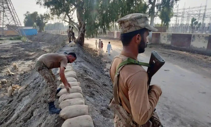 Quân đội Pakistan xây dựng đê để bảo vệ một nhà máy điện cung cấp điện ở huyện Dadu, tỉnh Sindh khỏi ngập úng. Ảnh: REUTERS Quân đội Pakistan xây dựng đê để bảo vệ một nhà máy điện cung cấp điện ở huyện Dadu, tỉnh Sindh khỏi ngập úng. Ảnh: REUTERS