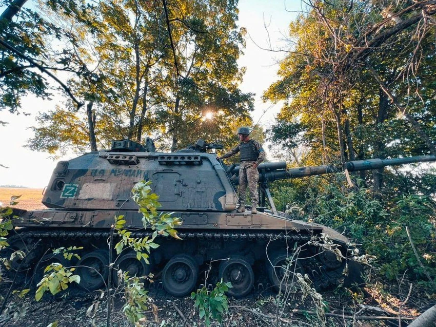 Binh sĩ Ukraine đứng trên một xe tăng bị binh sĩ Nga bỏ lại ở tỉnh Kharkiv. Ảnh: REUTERS Binh sĩ Ukraine đứng trên một xe tăng bị binh sĩ Nga bỏ lại ở tỉnh Kharkiv. Ảnh: REUTERS
