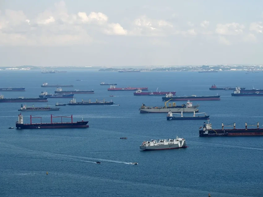Các tàu chở dầu ở phía nam của eo biển Singapore vào ngày 21-9-2021. Ảnh: AFP Các tàu chở dầu ở phía nam của eo biển Singapore vào ngày 21-9-2021. Ảnh: AFP