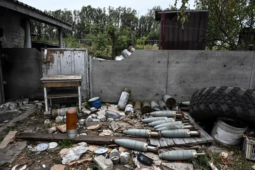 Bom, đạn bỏ hoang tại một ngôi làng ở ngoại ô TP Izium, tỉnh Kharkiv. Ảnh: AFP Bom, đạn bỏ hoang tại một ngôi làng ở ngoại ô TP Izium, tỉnh Kharkiv. Ảnh: AFP