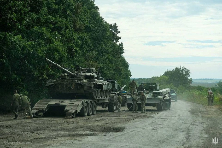 Binh sĩ Ukraine thu giữ một xe tăng của Nga. Ảnh: BỘ TỔNG THAM MƯU CÁC LỰC LƯỢNG UKRAINE Binh sĩ Ukraine thu giữ một xe tăng của Nga. Ảnh: BỘ TỔNG THAM MƯU CÁC LỰC LƯỢNG UKRAINE
