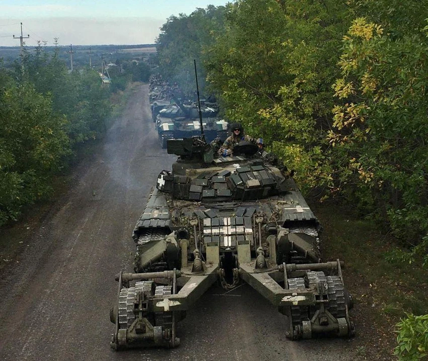 Đoàn xe tăng Ukraine tham gia đợt phản công ở Kharkiv. Ảnh: REUTERS Đoàn xe tăng Ukraine tham gia đợt phản công ở Kharkiv. Ảnh: REUTERS
