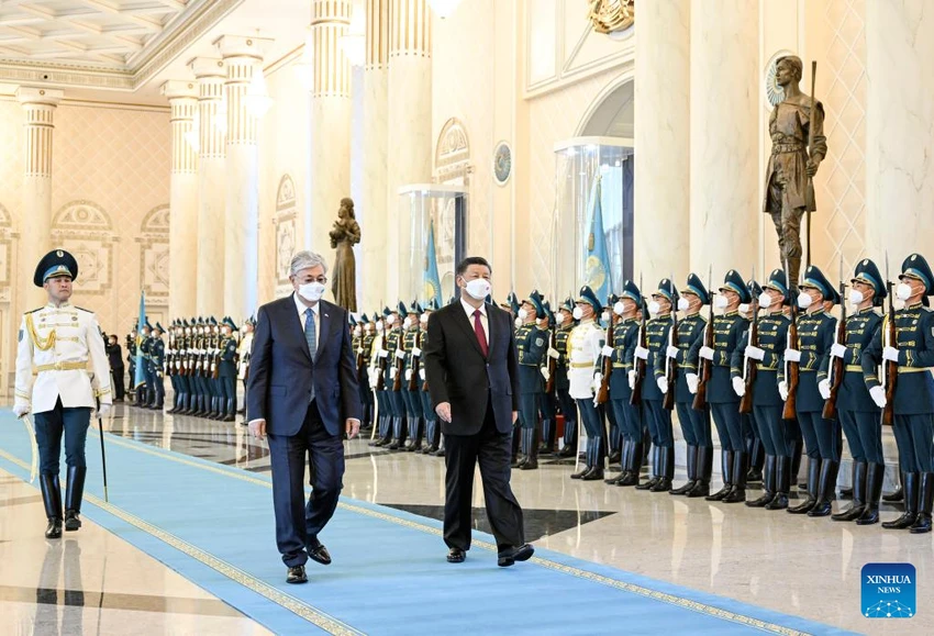 Tổng thống Kazakhstan - ông Kassym-Jomart Tokayev đón Chủ tịch Trung Quốc Tập Cận Bình tại Phủ Tổng thống Ak Orda ở Nur-Sultan (Kazakhstan) ngày 14-9. Ảnh: TÂN HOA XÃ Tổng thống Kazakhstan - ông Kassym-Jomart Tokayev đón Chủ tịch Trung Quốc Tập Cận Bình tại Phủ Tổng thống Ak Orda ở Nur-Sultan (Kazakhstan) ngày 14-9. Ảnh: TÂN HOA XÃ