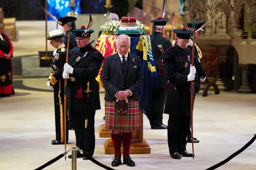 Vua Charles III cùng với Công chúa Anne, Hoàng tử Andrew và Hoàng tử Edward đứng bên cạnh linh cữu của Nữ hoàng tại Nhà thờ St Giles (Scotland). Ảnh: GETTY IMAGES