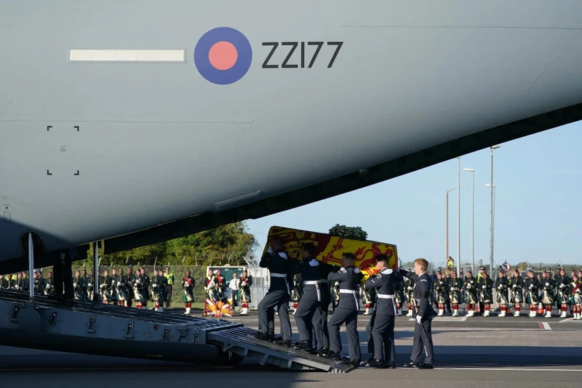 Linh cữu của Nữ hoàng được đưa lên máy bay RAF C-17 trở về London (Anh). Ảnh: GETTY IMAGES