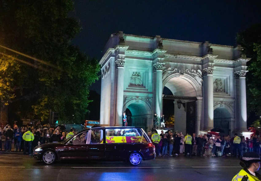 Linh cữu của Nữ hoàng được đưa từ căn cứ không quân RAF Northolt đến Cung điện Buckingham (Anh). Ảnh: GETTY IMAGES