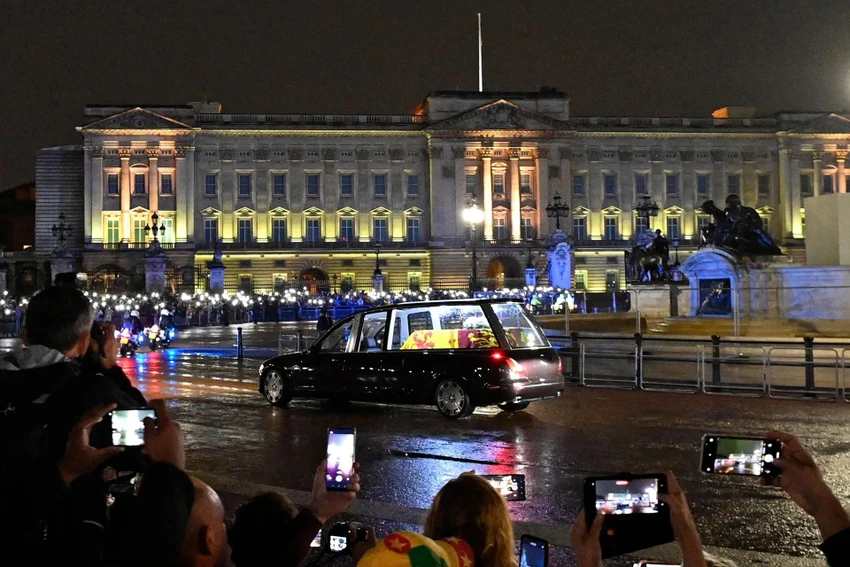 Xe tang chở linh cữu của Nữ hoàng đến Cung điện Buckingham, rất nhiều người dân đến đón linh cữu bà ở bên ngoài cung điện. Ảnh: GETTY IMAGES