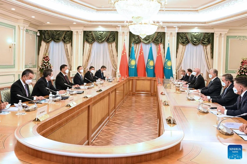 Phái đoàn hai nước do Chủ tịch Trung Quốc Tập Cận Bình (trái) và Tổng thống Kazakhstan - ông Kassym-Jomart Tokayev (phải) dẫn đầu hội đàm chính thức ngày 14-9. Ảnh: TÂN HOA XÃ Phái đoàn hai nước do Chủ tịch Trung Quốc Tập Cận Bình (trái) và Tổng thống Kazakhstan - ông Kassym-Jomart Tokayev (phải) dẫn đầu hội đàm chính thức ngày 14-9. Ảnh: TÂN HOA XÃ