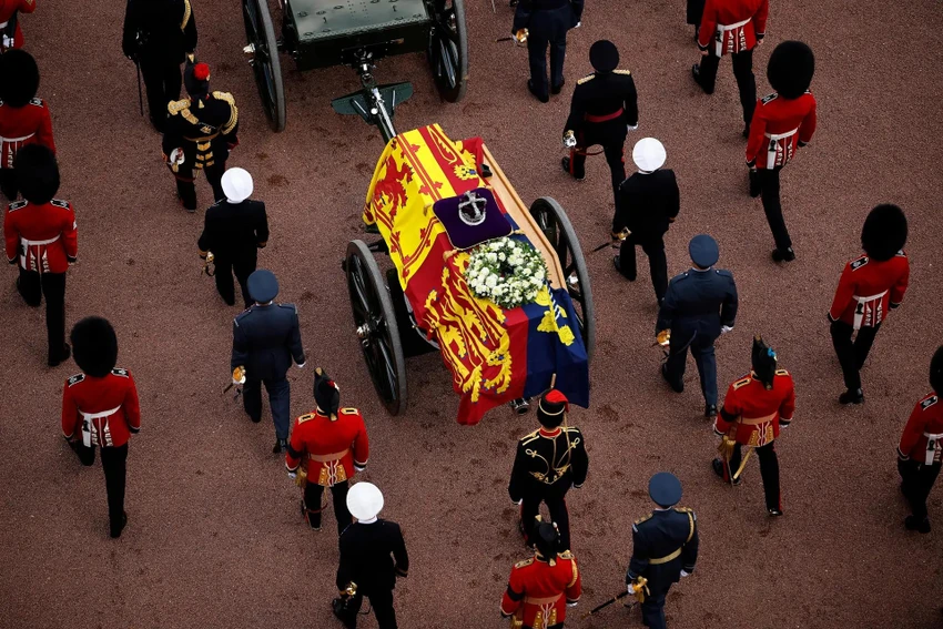 Linh cữu của Nữ hoàng rời Cung điện Buckingham lần cuối để đến Cung điện Westminster, nơi sẽ diễn ra tang lễ của Nữ hoàng. Ảnh: AP