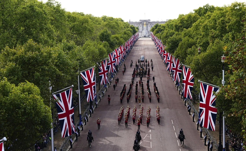 Ngày 14-9, linh cữu của Nữ hoàng rời Cung điện Buckingham lần cuối để đến Cung điện Westminster, nơi sẽ diễn ra tang lễ của Nữ hoàng. Ảnh: AP
