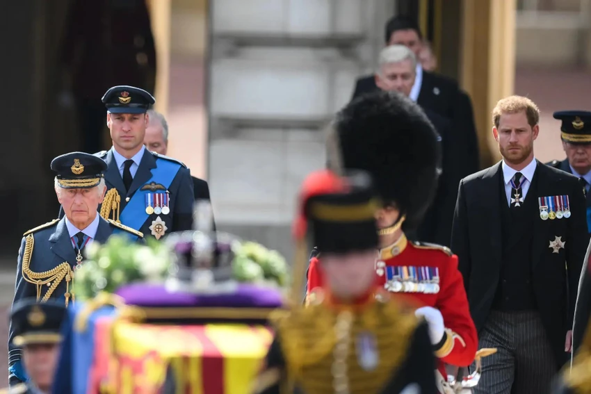 Vua Charles III, Hoàng tử William (bên trái) và Hoàng tử Harry (bên phải) đi sau linh cữu của Nữ hoàng. Ảnh: GETTY IMAGES