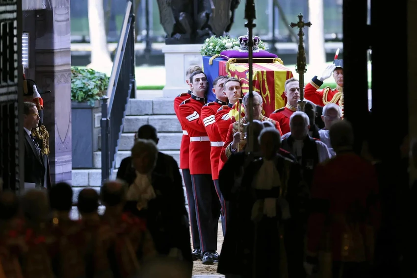 Linh cữu của Nữ hoàng được đưa đến Đại sảnh Westminster. Ảnh: GETTY IMAGES