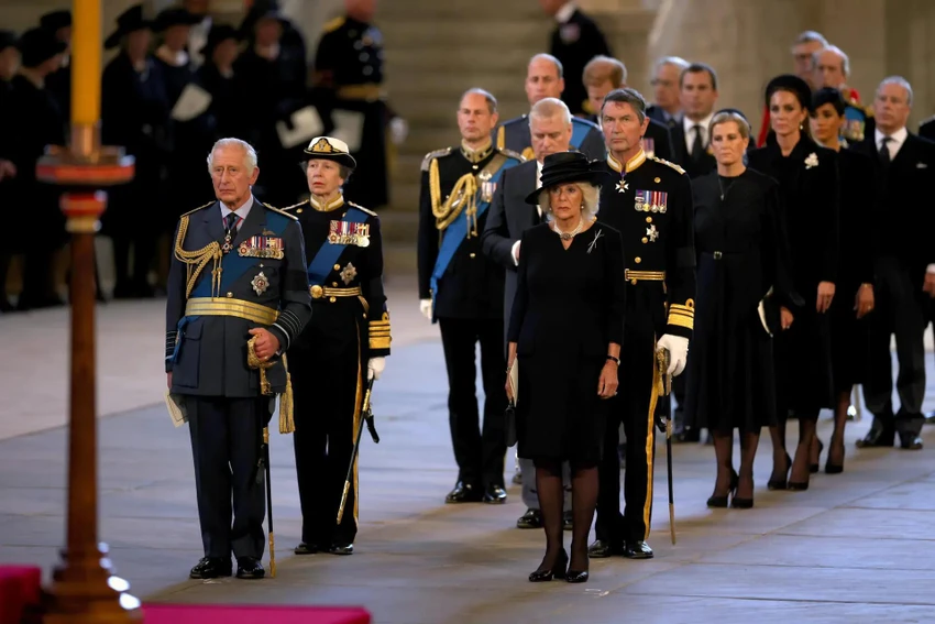 Gia đình Hoàng gia trong một buổi lễ ngắn tại Đại sảnh Westminster sau khi linh cữu Nữ hoàng được đưa đến đây. Ảnh: GETTY IMAGES