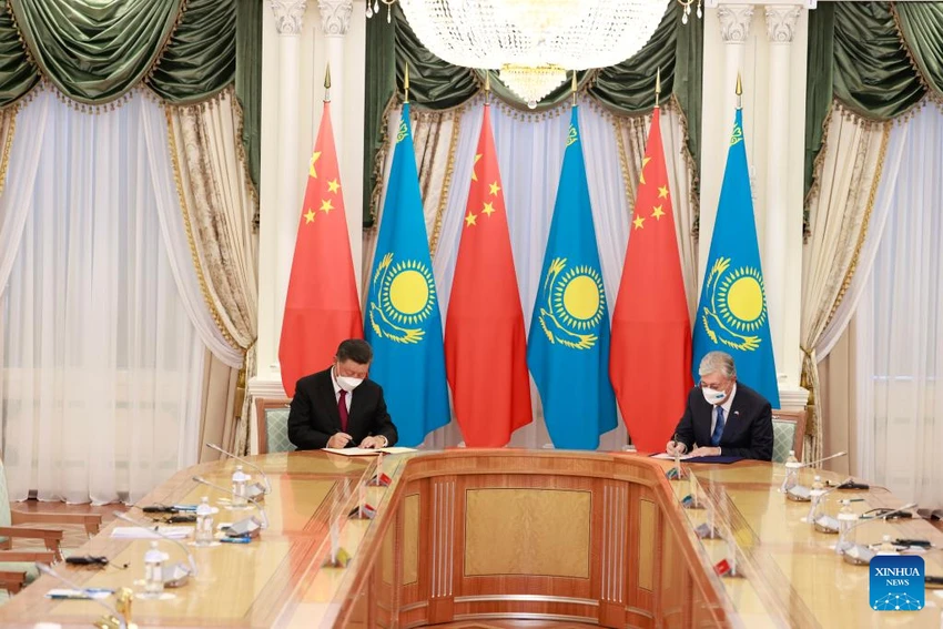 Chủ tịch Trung Quốc Tập Cận Bình (trái) và Tổng thống Kazakhstan - ông Kassym-Jomart Tokayev ký và ra Tuyên bố chung giữa Cộng hòa Nhân dân Trung Hoa và Cộng hòa Kazakhstan nhân kỷ niệm 30 năm ngày thiết lập quan hệ ngoại giao. Ảnh: TÂN HOA XÃ Chủ tịch Trung Quốc Tập Cận Bình (trái) và Tổng thống Kazakhstan - ông Kassym-Jomart Tokayev ký và ra Tuyên bố chung giữa Cộng hòa Nhân dân Trung Hoa và Cộng hòa Kazakhstan nhân kỷ niệm 30 năm ngày thiết lập quan hệ ngoại giao. Ảnh: TÂN HOA XÃ