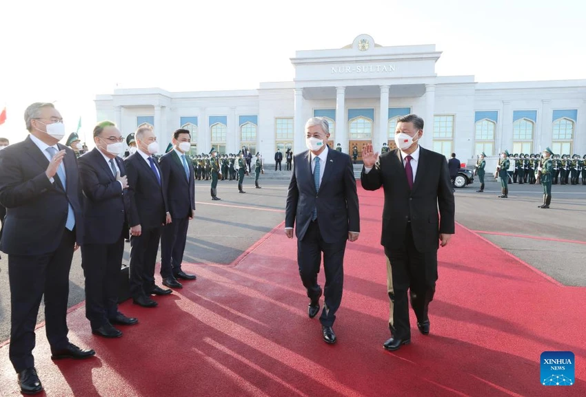 Chủ tịch Tập Cận Bình kết thúc chuyến thăm cấp nhà nước tới Kazakhstan ngày 14-9. Ông được Tổng thống Kazakhstan và các quan chức cấp cao khác tiễn ra sân bay. Ảnh: TÂN HOA XÃ Chủ tịch Tập Cận Bình kết thúc chuyến thăm cấp nhà nước tới Kazakhstan ngày 14-9. Ông được Tổng thống Kazakhstan và các quan chức cấp cao khác tiễn ra sân bay. Ảnh: TÂN HOA XÃ
