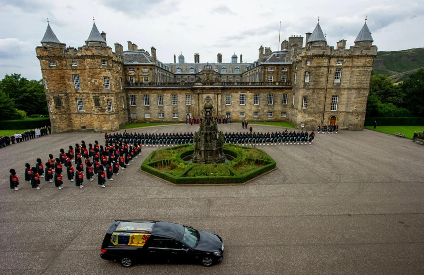 Linh cữu của Nữ hoàng đến Cung điện Holyroodhouse (Scotland). Ảnh: GETTY IMAGES