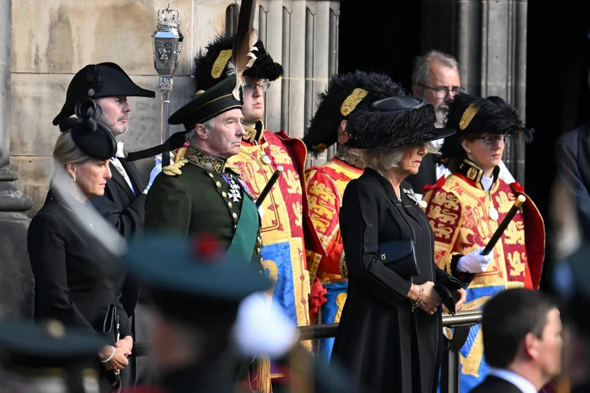 Vương hậu Camilla (vợ Vua Charles III, đứng giữa) và Nữ bá tước xứ Wessex (vợ hoàng tử Edward, bên trái) ở bên ngoài Nhà thờ St Giles. Ảnh: GETTY IMAGES