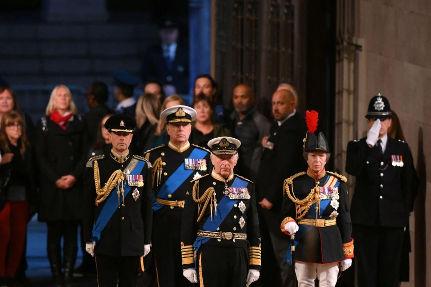 Vua Charles III, Công chúa Anne, Hoàng tử Andrew và Hoàng tử Edward trong lễ cầu nguyện quanh linh cữu của Nữ hoàng Elizabeth II tại Cung điện Westminster, London vào ngày 16-9. Ảnh: REUTERS
