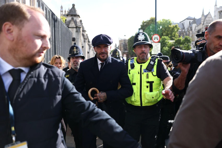 Cựu danh thủ David Beckham rời đi sau khi viếng Nữ hoàng Elizabeth II tại London (Anh) ngày 16-9. Ảnh: REUTERS
