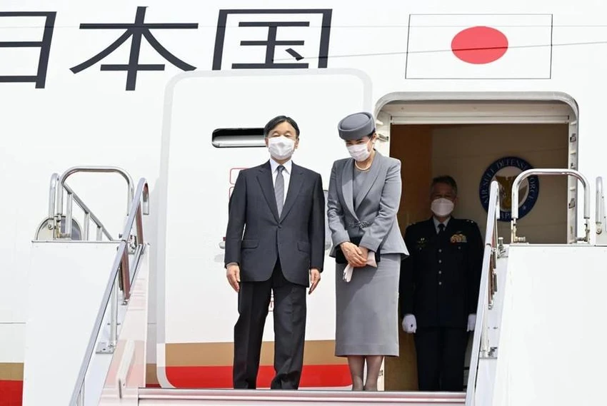 Nhật hoàng Naruhito và Hoàng hậu Masako lên đường đến Anh ngày 17-9 để tham dự lễ tang Nữ hoàng Elizabeth II. Ảnh: AP