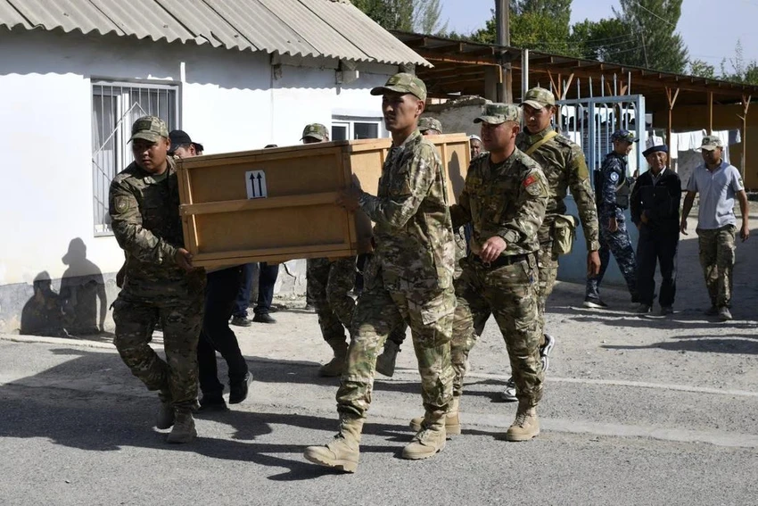 Quân nhân Kyrgyzstan khiêng quan tài người thiệt mạng do giao tranh ở biên giới giữa Kyrgyzstan và Tajikistan. Ảnh: AP