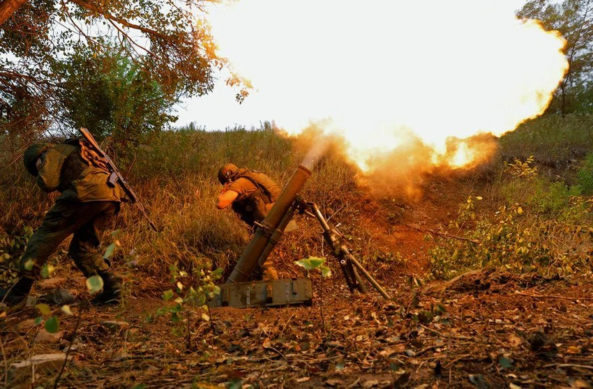 Các lực lượng thân Nga khai hỏa súng cối ở tỉnh Donetsk ngày 17-9. Ảnh: REUTERS Các lực lượng thân Nga khai hỏa súng cối ở tỉnh Donetsk ngày 17-9. Ảnh: REUTERS