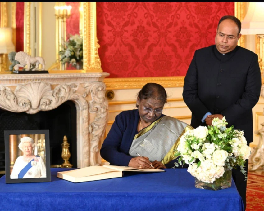 Tổng thống Ấn Độ - bà Droupadi Murmu ghi sổ tang Nữ hoàng Elizabeth II ở dinh thự Lancaster House, London ngày 18-9. Ảnh: TWITTER Tổng thống Ấn Độ - bà Droupadi Murmu ghi sổ tang Nữ hoàng Elizabeth II ở dinh thự Lancaster House, London ngày 18-9. Ảnh: TWITTER