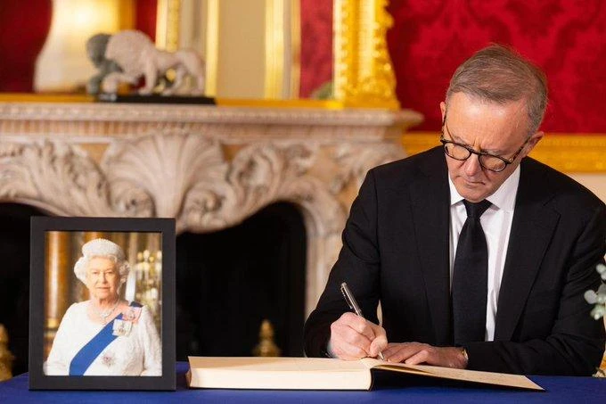 Thủ tướng Úc - ông Anthony Albanese tại lễ viếng Nữ hoàng ở dinh thự Lancaster House, London ngày 17-9. Ảnh: TWITTER Thủ tướng Úc - ông Anthony Albanese tại lễ viếng Nữ hoàng ở dinh thự Lancaster House, London ngày 17-9. Ảnh: TWITTER