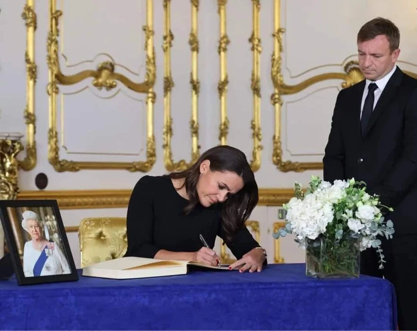 Tổng thống Hungary - bà Katalin Novák ghi sổ tang Nữ hoàng Elizabeth II ở dinh thự Lancaster House, London ngày 18-9. Ảnh: TWITTER Tổng thống Hungary - bà Katalin Novák ghi sổ tang Nữ hoàng Elizabeth II ở dinh thự Lancaster House, London ngày 18-9. Ảnh: TWITTER