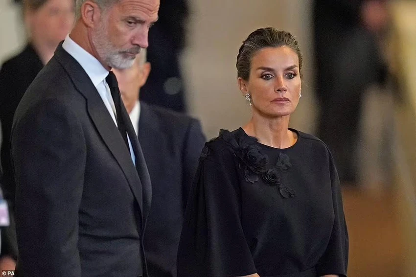 Vua Felipe và Vương hậu Letizia của Tây Ban Nha tham gia lễ viếng Nữ hoàng tại Đại sảnh Westminster, London ngày 18-9. Ảnh: PA Vua Felipe và Vương hậu Letizia của Tây Ban Nha tham gia lễ viếng Nữ hoàng tại Đại sảnh Westminster, London ngày 18-9. Ảnh: PA
