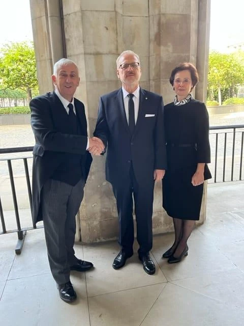 Tổng thống Latvia - ông Egils Levits (giữa) cùng phu nhân gặp gỡ Chủ tịch Hạ viện Anh Lindsay Hoyle ngày 18-9 khi họ đến London dự lễ tang Nữ hoàng Elizabeth II. Ảnh: TWITTER Tổng thống Latvia - ông Egils Levits (giữa) cùng phu nhân gặp gỡ Chủ tịch Hạ viện Anh Lindsay Hoyle ngày 18-9 khi họ đến London dự lễ tang Nữ hoàng Elizabeth II. Ảnh: TWITTER