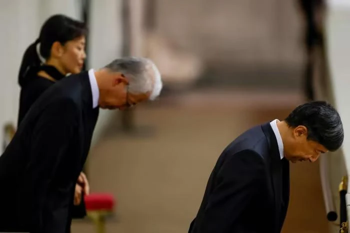 Nhật hoàng Naruhito (bên phải) tham gia lễ viếng Nữ hoàng Elizabeth II tại Đại sảnh Westminster, London ngày 18-9. Ảnh: AFP Nhật hoàng Naruhito (bên phải) tham gia lễ viếng Nữ hoàng Elizabeth II tại Đại sảnh Westminster, London ngày 18-9. Ảnh: AFP