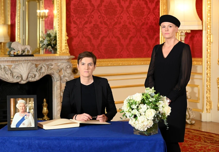 Thủ tướng Serbia - bà Ana Brnabić ghi sổ tang Nữ hoàng Elizabeth II ở dinh thự Lancaster House, London (Anh) ngày 18-9. Ảnh: TWITTER Thủ tướng Serbia - bà Ana Brnabić ghi sổ tang Nữ hoàng Elizabeth II ở dinh thự Lancaster House, London (Anh) ngày 18-9. Ảnh: TWITTER