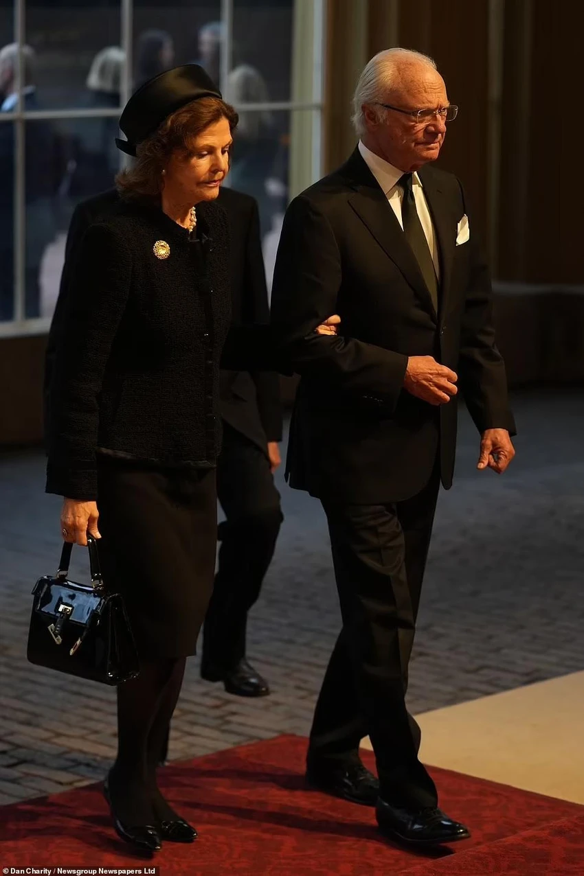 Vua Carl XVI Gustaf và vương hậu Silvia của Thụy Điển tham gia tiệc chiêu đãi do Vua Charles III tổ chức tại Cung điện Buckingham, sau khi tham gia lễ viếng Nữ hoàng Elizabeth II ở Đại sảnh Westminster, London ngày 18-9. Ảnh: Newsgroup Newspapers Limited Vua Carl XVI Gustaf và vương hậu Silvia của Thụy Điển tham gia tiệc chiêu đãi do Vua Charles III tổ chức tại Cung điện Buckingham, sau khi tham gia lễ viếng Nữ hoàng Elizabeth II ở Đại sảnh Westminster, London ngày 18-9. Ảnh: Newsgroup Newspapers Limited