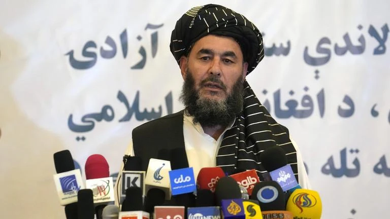 Bashir Noorzai trả lời phỏng vấn sau khi trở về Afghanistan tại Khách sạn Intercontinental, Kabul (Afghanistan) ngày 19-9. Ảnh: AP Bashir Noorzai trả lời phỏng vấn sau khi trở về Afghanistan tại Khách sạn Intercontinental, Kabul (Afghanistan) ngày 19-9. Ảnh: AP