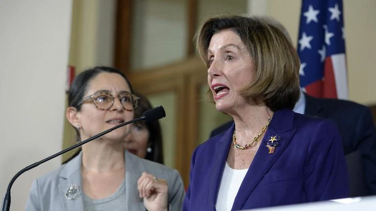 Chủ tịch Hạ viện Mỹ - bà Nancy Pelosi tổ chức một cuộc họp báo tại ở thủ đô Yerevan (Armenia) vào ngày 18-9. Ảnh: AFP Chủ tịch Hạ viện Mỹ - bà Nancy Pelosi tổ chức một cuộc họp báo tại ở thủ đô Yerevan (Armenia) vào ngày 18-9. Ảnh: AFP