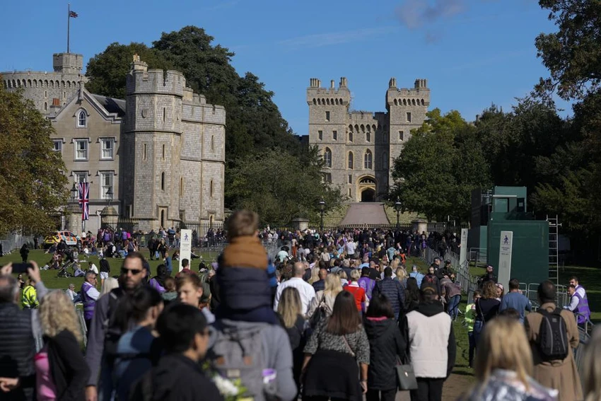 Người dân tập trung bên ngoài Lâu đài Windsor để đặt hoa cho Nữ hoàng Elizabeth II ngày 17-9. Ảnh AP Người dân tập trung bên ngoài Lâu đài Windsor để đặt hoa cho Nữ hoàng Elizabeth II ngày 17-9. Ảnh AP