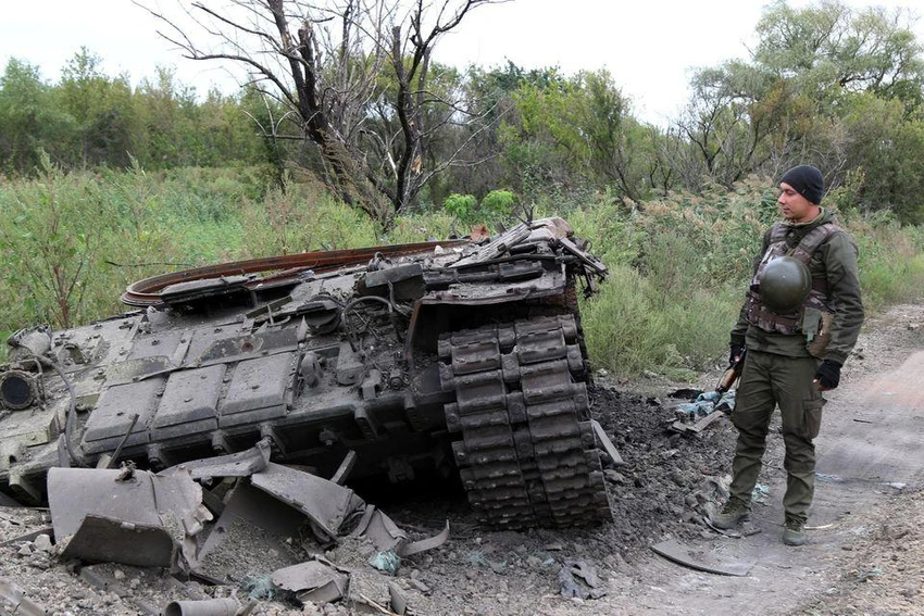 Binh sĩ Ukraine đứng kế một xe tăng Nga bị phá hủy ở tỉnh Kharkiv. Ảnh: REUTERS Binh sĩ Ukraine đứng kế một xe tăng Nga bị phá hủy ở tỉnh Kharkiv. Ảnh: REUTERS
